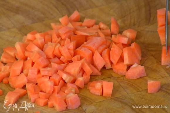 Морковь почистить и порезать маленькими кубиками.