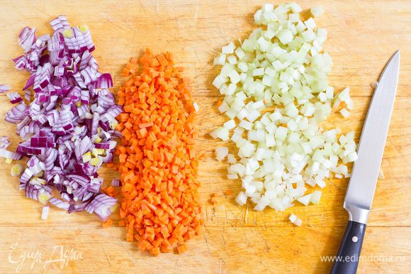 Лук нашинкуйте, морковь и сельдерей мелко нарежьте, затем чеснок раздавите.