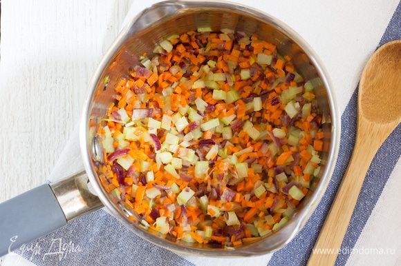 В сотейнике разогрейте оливковое масло на среднем огне и обжаривайте на нем лук до мягкости примерно 10 минут, добавьте чеснок, морковь и сельдерей и жарьте еще 3-5 минут до золотистого цвета. Добавьте картофель в сотейник, посолите и готовьте 5 минут. Влейте 1,25 литра овощного бульона, доведите до кипения, и добавьте копченую паприку и карри, убавьте огонь и варите 30 минут.