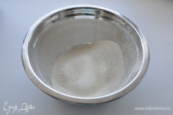 В другую емкость просеять оба вида муки, добавить щепотку соли.