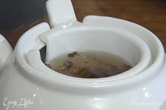 Чай залить 1/2 стакана кипятка и дать немного настояться.