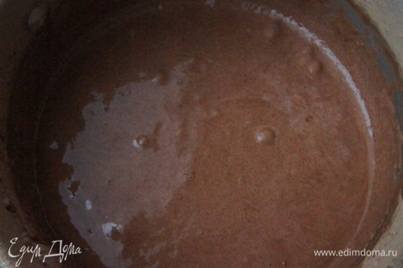 Добавить муку,какао,молоко, хорошо перемешать и поставить на водяную баню.варить около 10-12 минут, смесь начнет густеть. По состоянию похожа на тесто ,чуть гуще чем на блины.