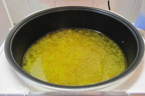 Залить горячей водой — 2,5 литра, посолить, поперчить. Варить 40-60 минут на программе "Суп".