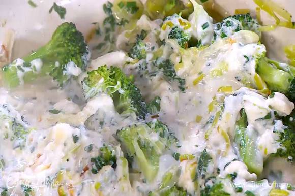 К брокколи и порею добавить измельченную зелень и сливочный сыр, посолить, поперчить и перемешать.