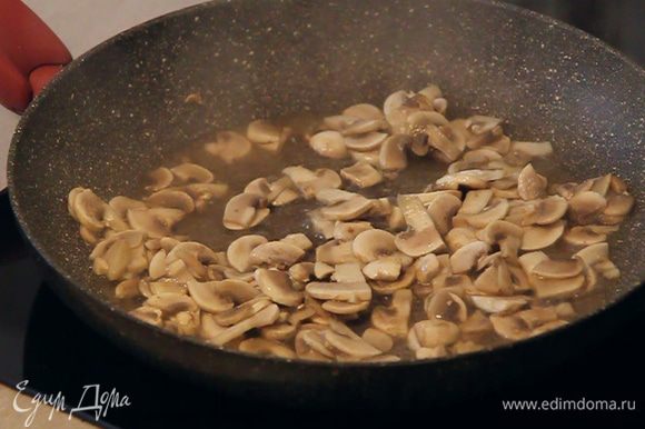 На полученном масле обжариваем порезанные грибы до появления легкой золотистой корочки.