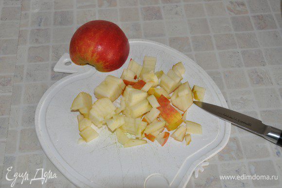 Яблоко помыть, нарезать средним кубиком.