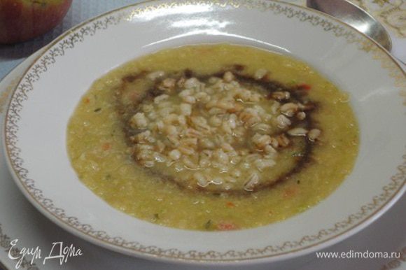 Суп разлить по тарелкам, выложить по 1 ст. ложке жареной перловки и полить соусом "бальзамик".