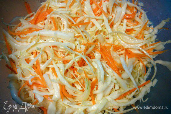 Для салата шинкуем капусту (1 кг — это небольшая головка капусты), трем на терке крупную морковь, нарезать лук. Все складываем в миску. Смешиваем уксус с маслом и сахаром (количество уксуса, соли и сахара регулируйте по своему вкусу), доводим до кипения и заливаем маринадом овощи. Тщательно перемешиваем, солим по вкусу. Если есть желание можно поперчить. Салат оставить на несколько часов, можно и на ночь.