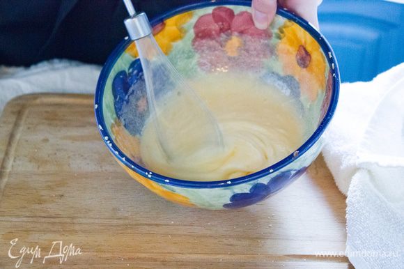 Стручок ванили разрежьте острым ножом и выскоблите зерна. Взбейте яйца с сахаром блендором с насадкой венчик в пышную, воздушную массу, добавьте зерна ванили.