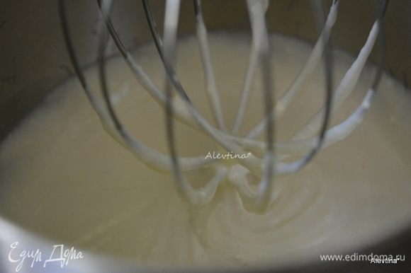 Сливочный сыр комнатной температуры взбить до мягкости. Добавить сгущенное молоко и ваниль.