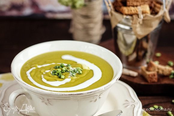 Подавать суп лучше всего с гренками из ржаного хлеба и небольшого количества соевых или кокосовых (растительных) сливок.