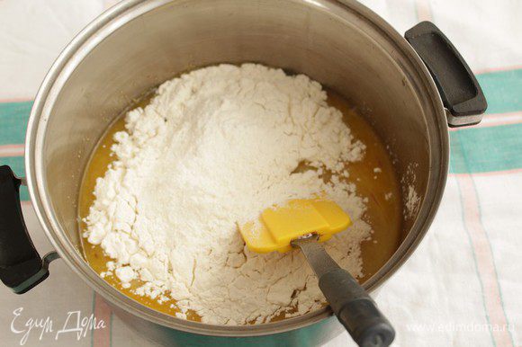 После чего ввести яйца комнатной температуры, соль и ванилин. Постепенно добавляя муку, замесить тесто. Вымешивать тесто следуют тщательно и не менее 5 минут.