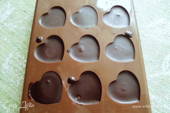 Залить малиновый слой шоколадом до краев формочек. Конфеты убрать в холодильник или вынести на холод, чтобы они полностью застыли и затем вынуть их из формочек. Из данного количества у меня получилось 11 конфеток.