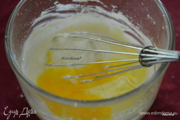 Приготовим сливочный крем. Взбить сливочный сыр комнатной температуры на средней скорости. Добавить сахар и муку, яйцо и ванильный экстракт.