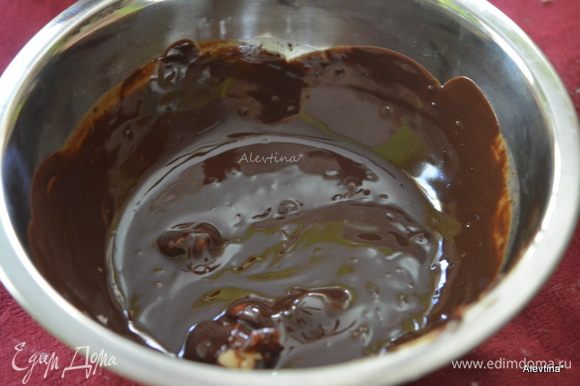 Растопить шоколадные капли в микроволновке 1,5 минуты с интервалами по 30 секунд. Добавить мягкое сливочное масло и коричневый сахар. Перемешать до однородной массы.