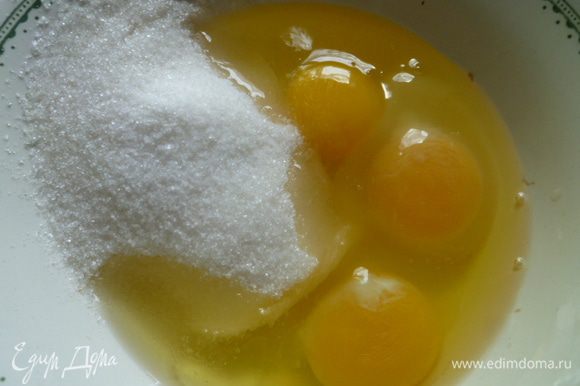 Для начала нужно соединить яйца, сахар, соль и ванильный сахар.