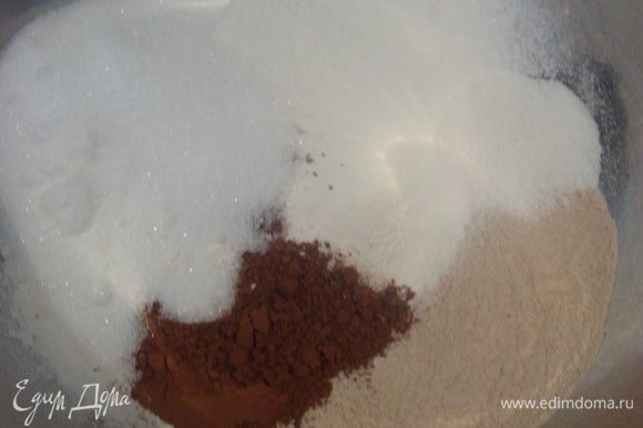 В большую миску просеиваем гречневую и пшеничную муку. Добавляем какао, сахар, ванильный сахар, разрыхлитель теста и щепотку соли. Хорошо смешиваем сухие ингредиенты.