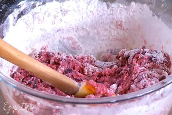 Муку перемешать с разрыхлителем и солью, добавить в свекольную массу и вымешать тесто.