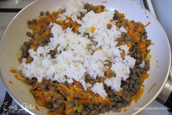 Выложить отварной рис. Риса можно взять больше, по своему вкусу.