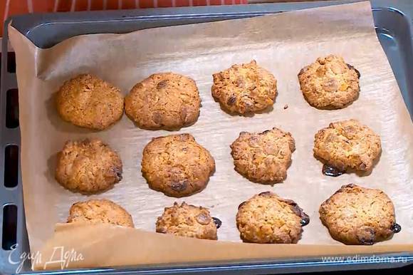 Выпекать печенье в разогретой духовке 10‒12 минут.