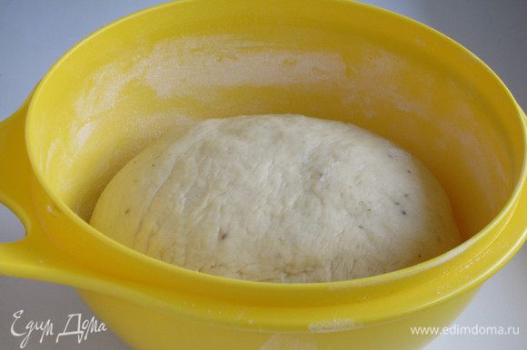 Выложить тесто в миску, накрыть крышкой или полотенцем и оставить на 30-40 минут подходить, оно должно увеличиться в объеме вдвое.