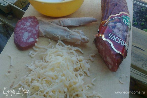 Промочили смесью майонез+вода (1:2). Так же сыр и мясной продукт. Сверху болгарский перец и помидоры тонко порезанные и от души засыпанные тертым сыром.