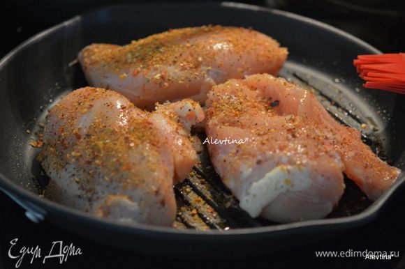 Куриные грудки обсыпать солью и специями для птицы. Приготовить грудки куриные на гриле или на сковороде гриль до готовности. Предварительно сковороду смазать маслом 2 ст. л.