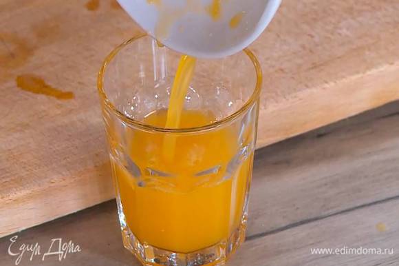 Цедру апельсина натереть на мелкой терке, выжать 150 мл сока.
