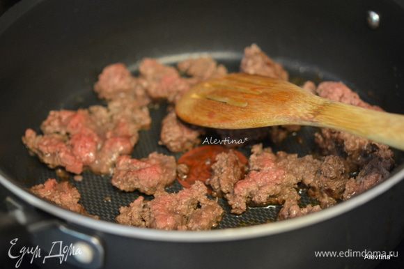 Обжарить на разогретой сковороде с маслом говяжий постный фарш до коричневого цвета примерно 5-8 минут.