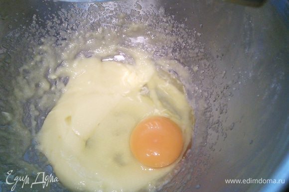 За это время приготовим франжипан. В миске взбить масло комнатной температуры с сахаром и яйцами.