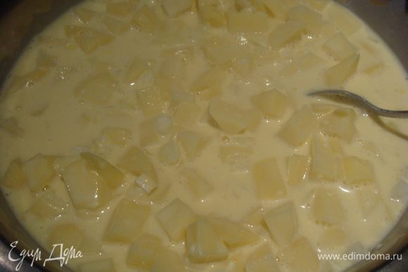 Картофель посолить, поперчить, влить яично-молочную смесь, перемешать.