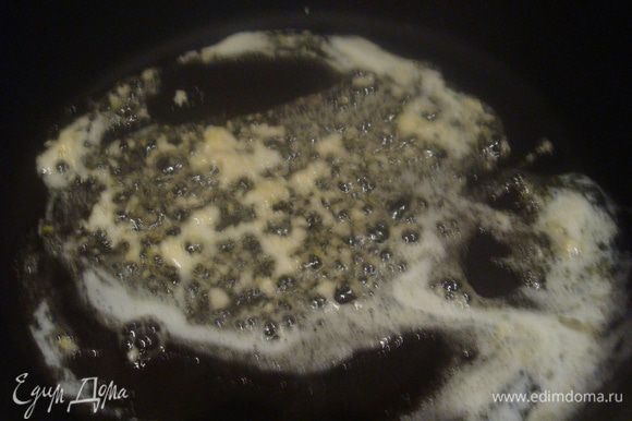 Готовим панировку. На сковороде растопим сливочное масло, добавим чеснок, выдавленный через чеснокодавку.