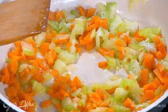 Морковь почистить, нарезать маленькими кусочками и добавить в сковороду.