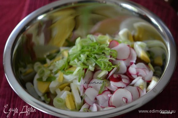 Добавить в салат тонко нарезанный редис, шнит лук или зеленый лук.