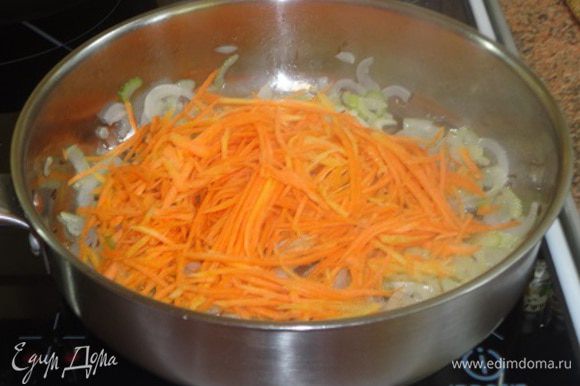 Затем добавить морковь и обжаривать, помешивая, еще 3 минуты.