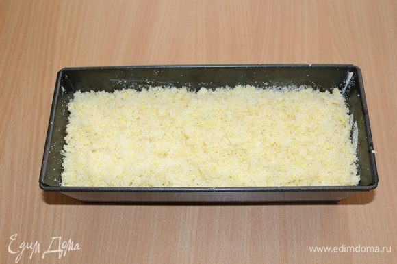 Выложить тесто в смазанную форму, сверху посыпать штрейзелем.