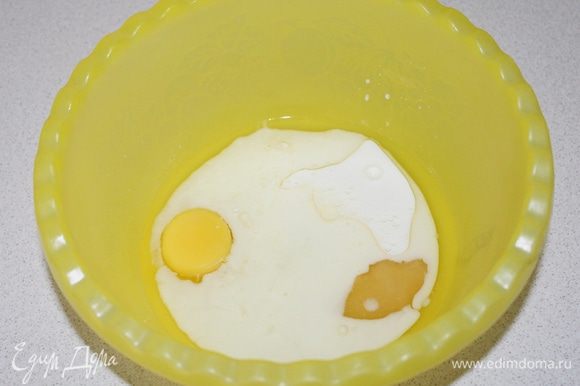 Смешать до однородной массы яйца, соль, соду, растительное масло, мед и кефир.