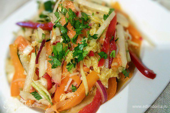 Почти готовый вьетнамский салат отправьте в холодильник, так как это блюдо принято подавать в холодном виде. Как только вы будете подавать салат на стол, добавьте свежую зелень, которую необходимо нарезать как можно меньше. Вкусный и полезный салат готов!