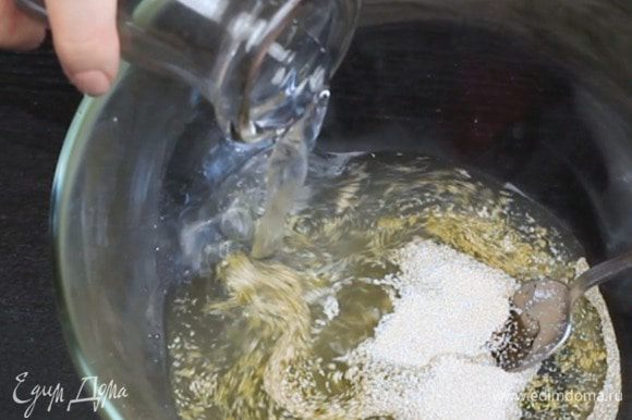 В большой миске соединить теплую воду, дрожжи, мед и оливковое масло. Оставить созревать на 10 минут.