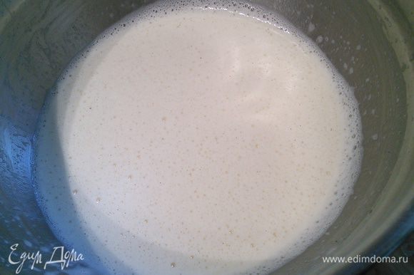 При постоянном помешивании влить горячее молоко. Получается тесто жидкой консистенции, похожее на блинное. Добавить ром, накрыть пленкой и поставить в холодильник на 12-48 часов.