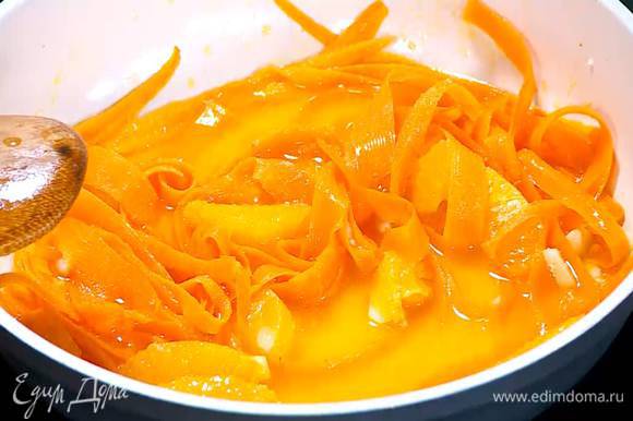 Мякоть апельсина вместе с соком добавить в сковороду с морковью, еще раз посолить и перемешать.