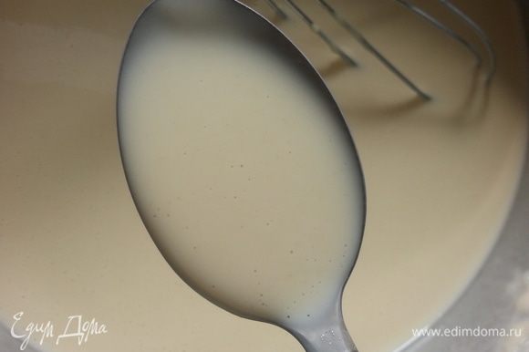 Когда эта густая масса станет однородной, добавить остальное молоко. Количество молока может колебаться в зависимости от качества муки и от величины яиц. Консистенция теста должна стать похожа на жидкую сметану.