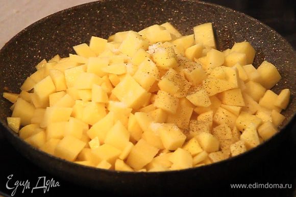 Далее в сковороду на растительное масло с добавлением кусочка сливочного выкладываем нарезанный кубиками картофель. Солим, перчим и обжариваем до появления золотистой корочки.