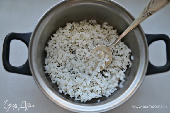 Отварите в подсоленной воде рис до готовности.