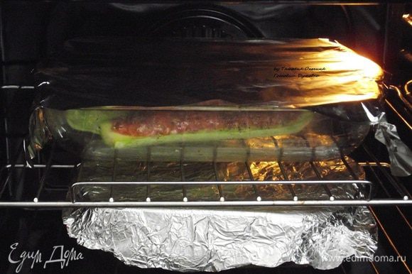 Нагреть духовку до 200°C. Закрыть фольгой верх формы и выпекать первые 10 минут при 200°C, затем снять фольгу и запекать еще 10 минут.