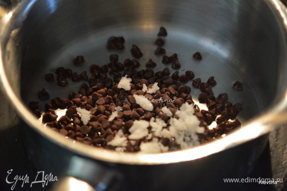 Растопить вновь шоколадные капли с кокосовым маслом. Орехи порубить крупно.