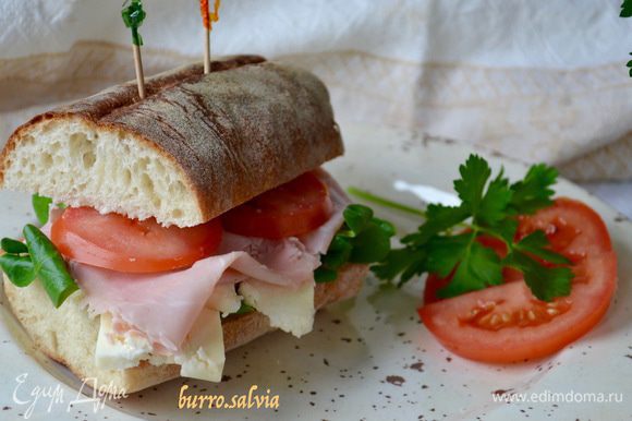Отлично подойдет для бутербродов (так любимых итальянцами panini))), которые можно взять с собой на пикник, наполнив любыми начинками, по вкусу!