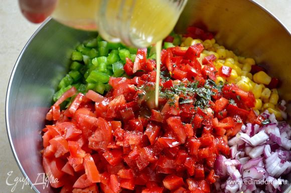 Заправить салат полученным соусом-заправкой, как следует перемешать, накрыть крышкой (или пленкой) и убрать в холодильник на 1 час.