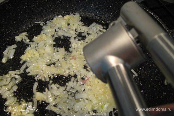 Приготовить куриное рагу: На сковороде разогреть 2 ст.л. растительного масла, обжарить мелко порезанный лук (я брала молодой лук белую часть) до прозрачности, выдавить чеснок, обжарить 1 минуту.