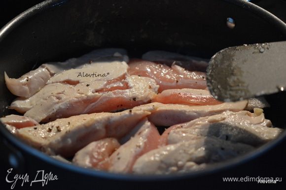 Разогреть масло на сковороде. Обжарить куриные грудки с 2х сторон по 5 минут сторону.